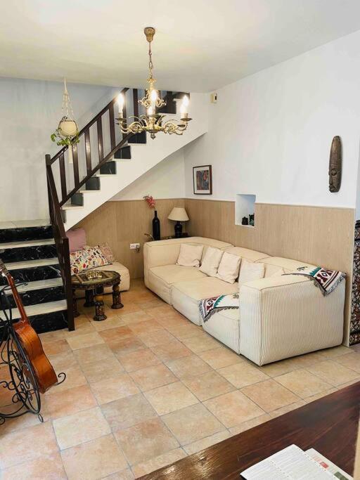 Charming 4 Bedroom Village Home With Patio 米哈斯 外观 照片